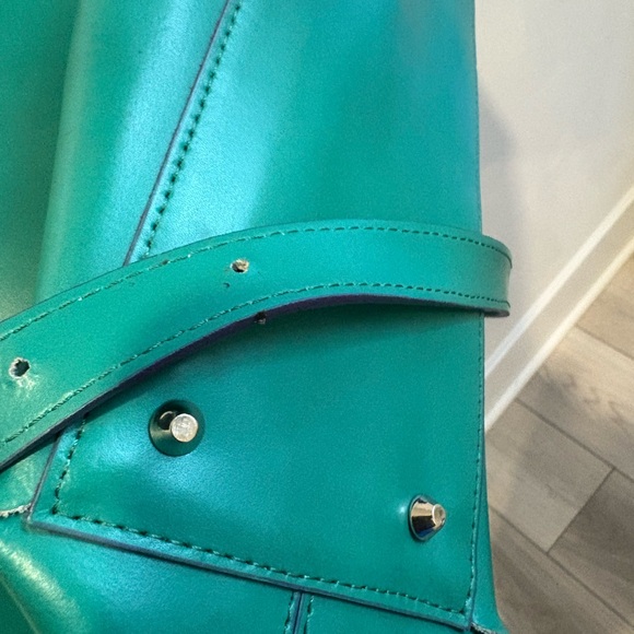 Vibrant Green Leather Tote with Structured Design - Picture 10 of 11